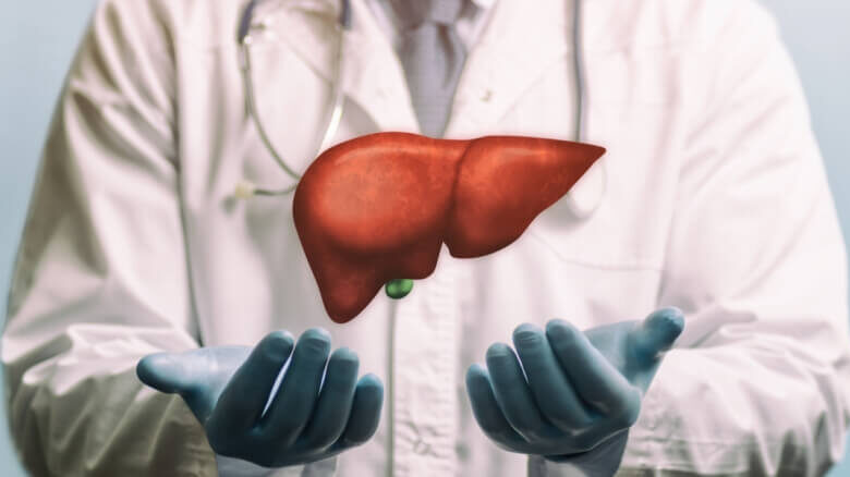 شكر الله الطب والأطباء.. د. السيد إمام يستخرج 4 لتر صديد من كبد عجوز | صورة