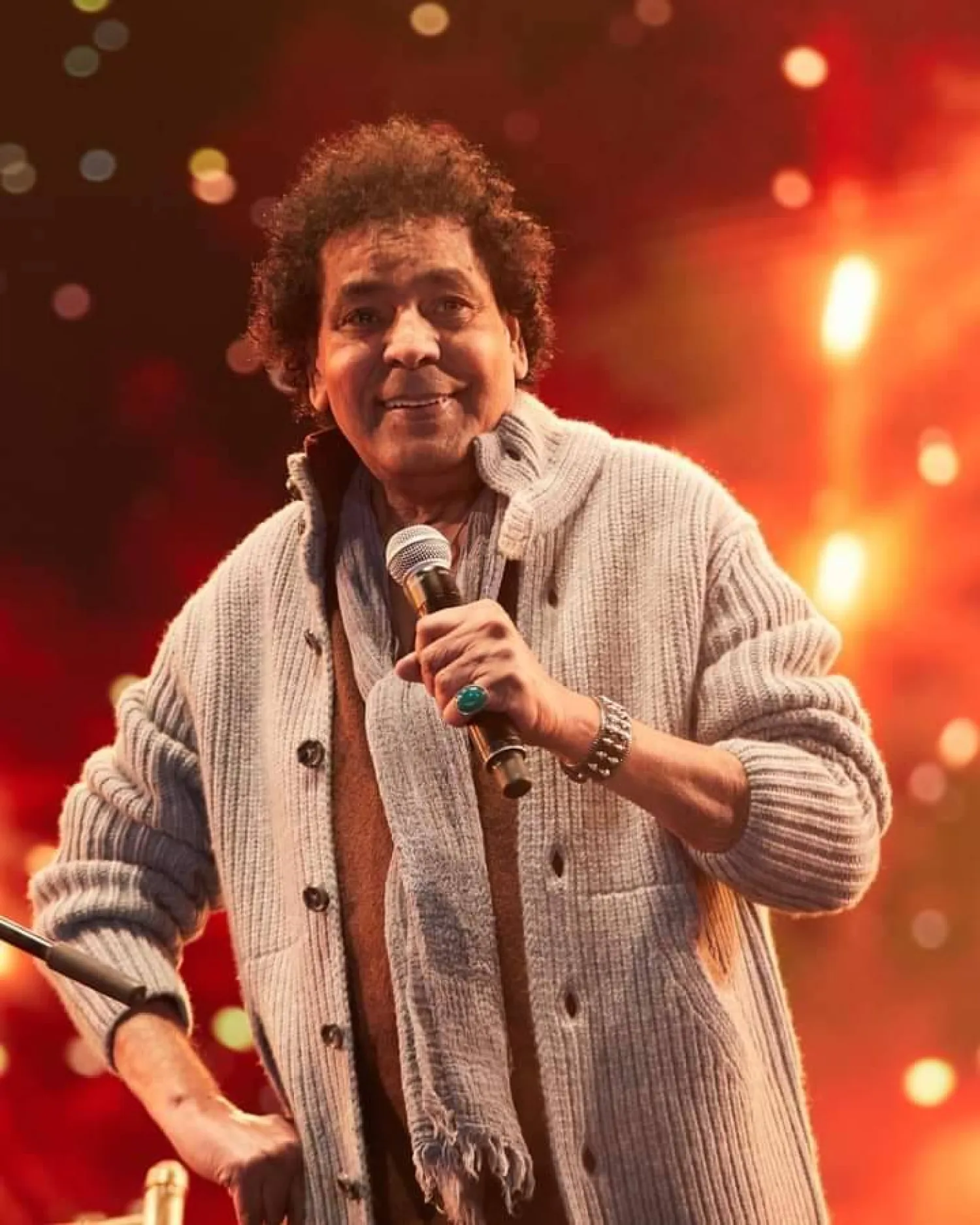 بعد عودته من قطر.. نقل النجم محمد منير إلى المستشفى| آخر تطورات الحالة الصحية