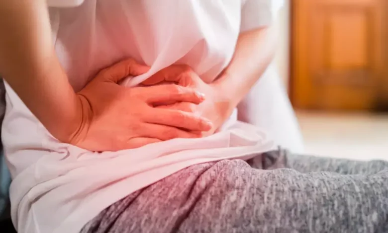 ألم الحوض المستمر لا يُستهان به.. تحذيرات أطباء من مضاعفات التهاب الحوض