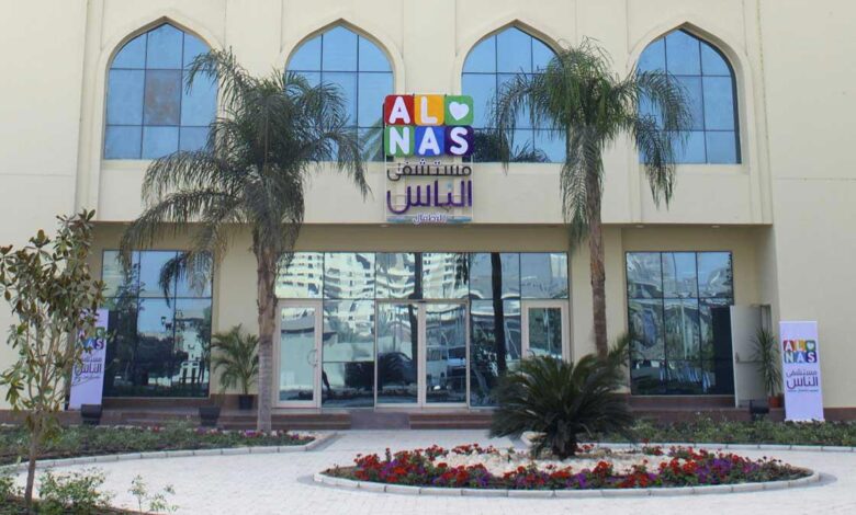 "مشوفتش مكان بالكفاءة والنظافة اللي شوفته هنا".. عمرو الجنايني يشيد بمستشفى الناس أثناء زيارته