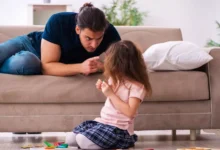 حب بلا حدود أم إهمال قاتل.. كيف تصنع الطفولة شخصًا نرجسيًا؟